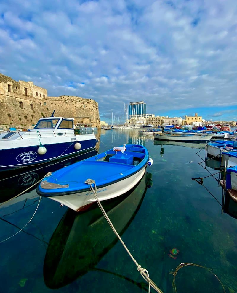 Il porto e il centro storico di Gallipoli sul mare