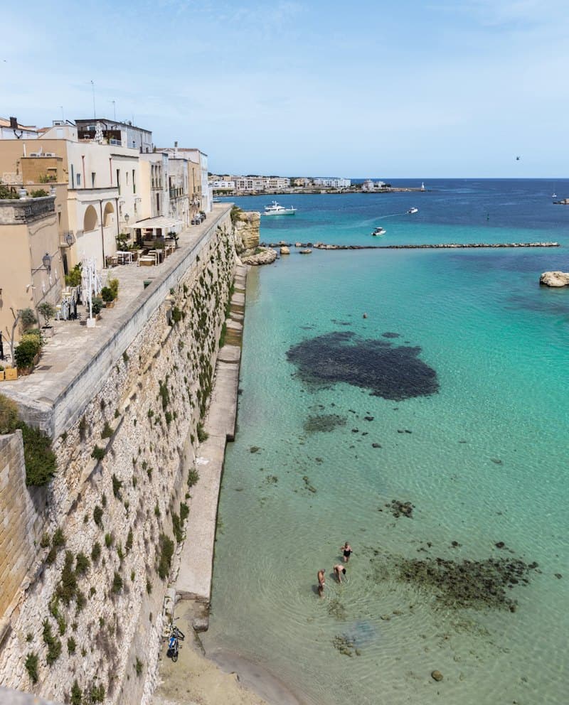 Le mura di Otranto affacciate sul mare